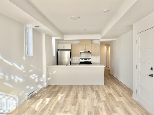 Building Photo - 2693 Bd Pie-IX