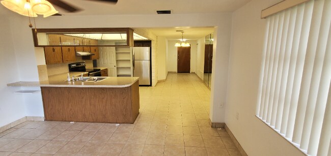 Foto del edificio - 7241 Rosarian Dr