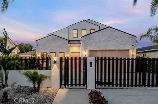 Building Photo - 16711 Moorpark St