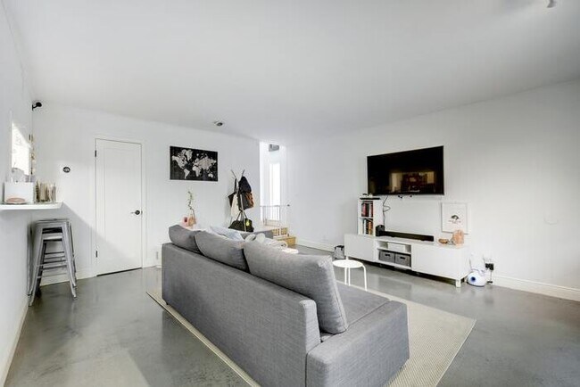 Building Photo - 6718 Silvermine Dr