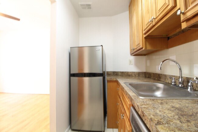 Building Photo - Beautiful 1 BR w/ Decorative Fireplace & M...