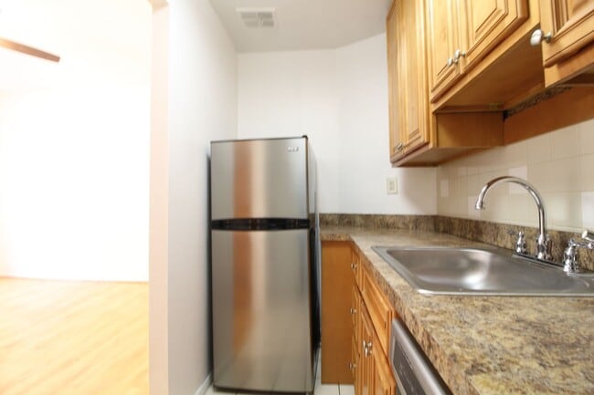 Building Photo - Beautiful 1 BR w/ Decorative Fireplace