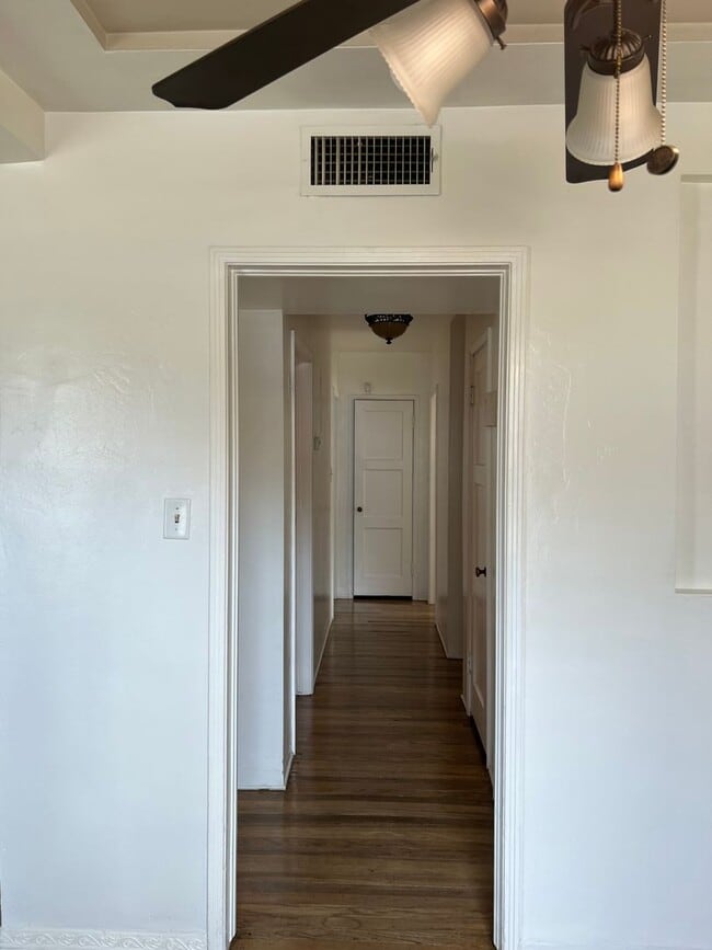Building Photo - Nice Corner House 3 Bedroom 1 Bathroom