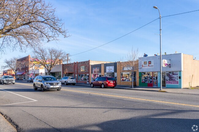 Downtown Pasco offers lots of walkable streets with lots of shopping.