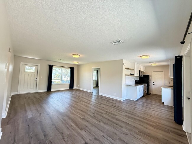 Building Photo - 1615 Crest Dr