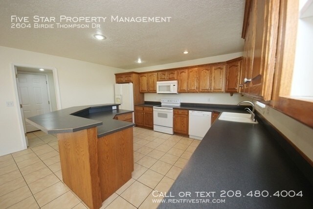 Building Photo - 2604 Birdie Thompson Dr
