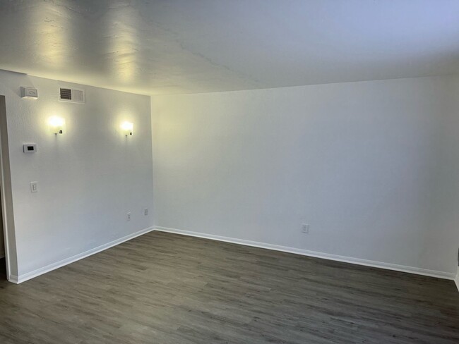 Building Photo - MOVE IN SPECIAL**UPDATED 3BR/1.5BA CONDO i...