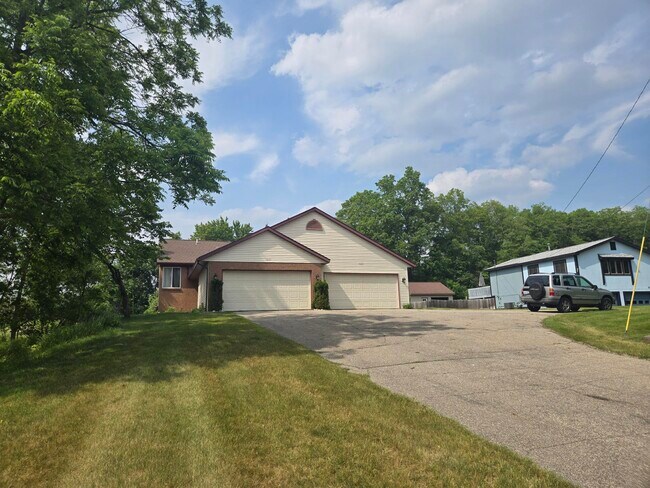 Building Photo - 1623 Lamberton Lake Dr NE