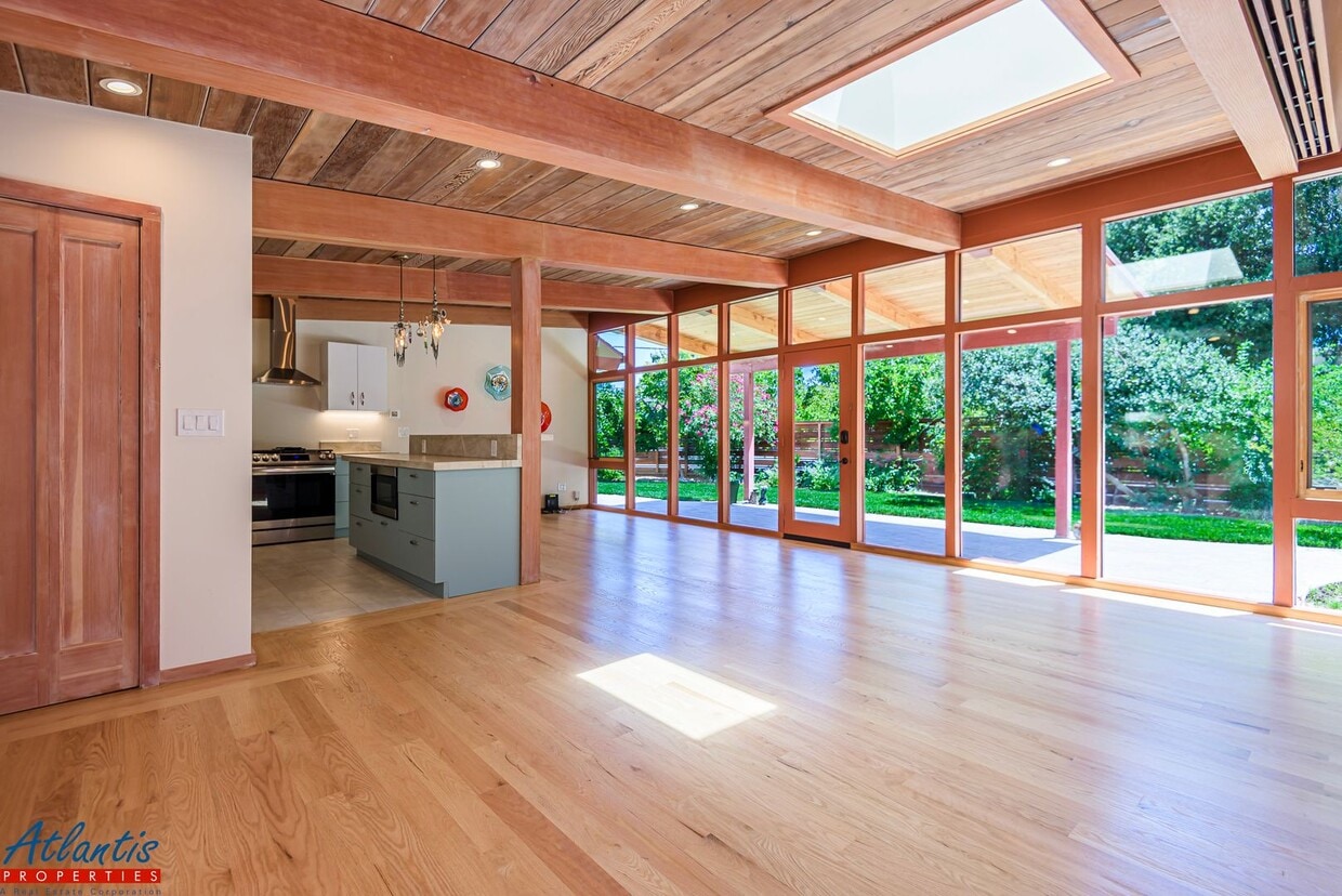 Foto principal - Stunning Home | Remodeled | Desirable Loca...