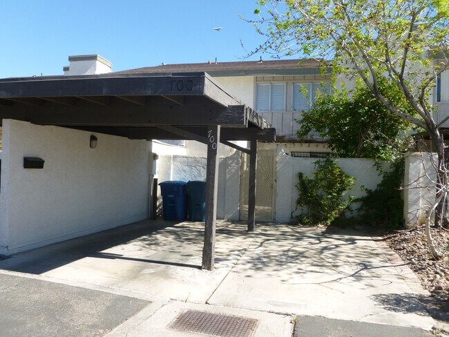 Foto del edificio - 700 Fernwood Ln