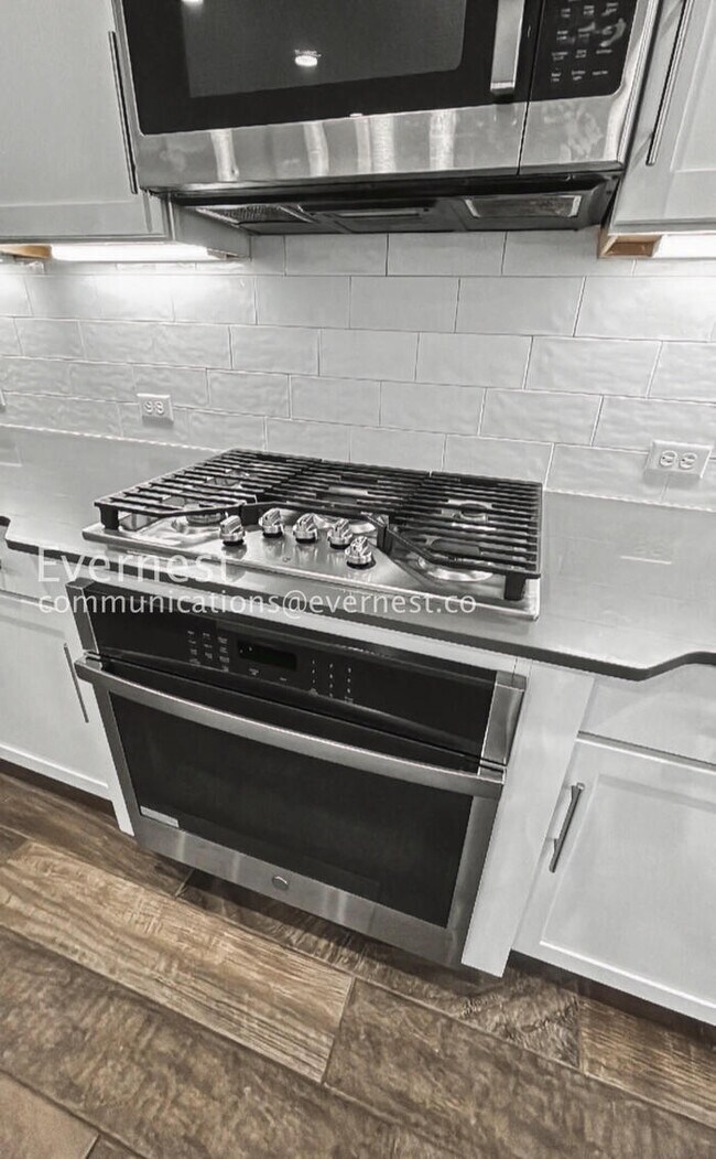 Foto del edificio - 3 Bed, 2 Bath Home with Fenced Yard & Garage / Pet-Friendly / Available Now!