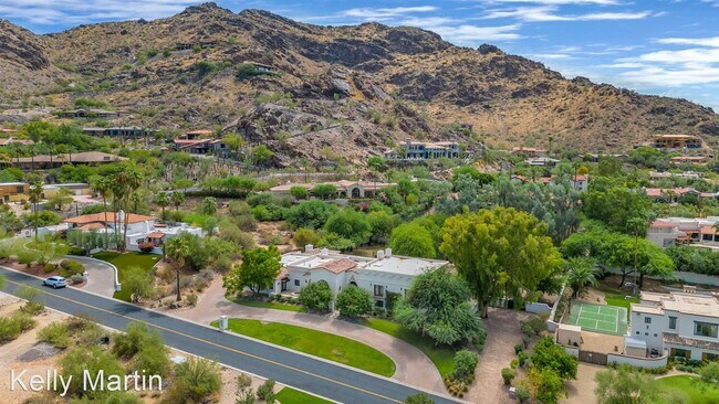 Foto del edificio - 5 br, 4.5 bath House - 5301 E Roadrunner RD