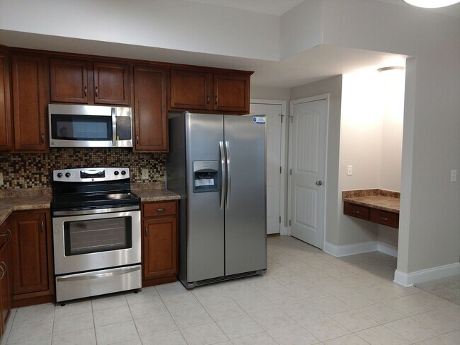 Building Photo - 4 Bedroom near Volkswagen!