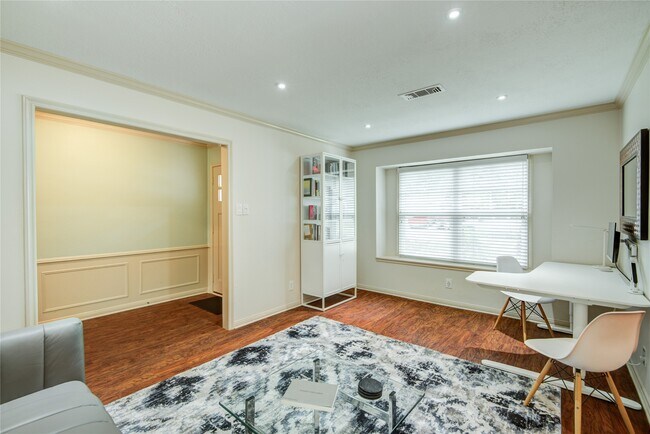 Foto del edificio - 1207 Calderwood Dr