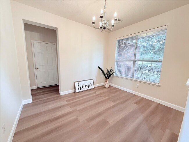 Building Photo - 26430 Richwood Oaks Dr