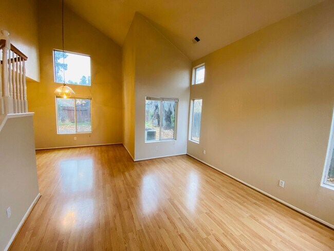 Building Photo - Home in a Quiet Cul-De-Sac