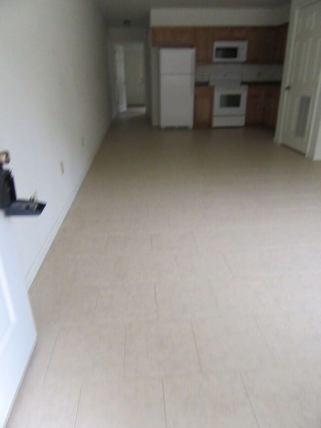 Building Photo - AVAILABLE NOW! Pet friendly!