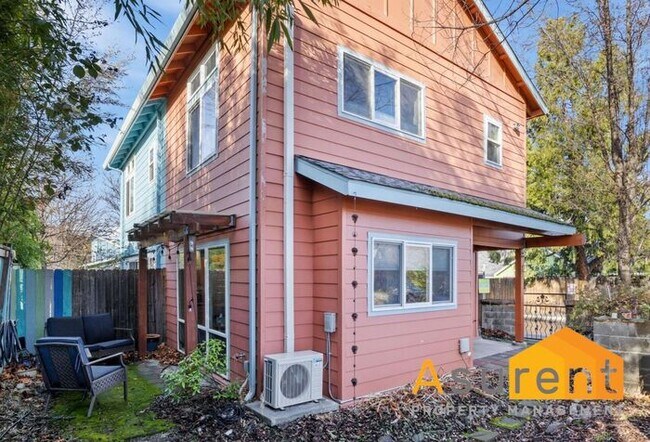 Foto del edificio - Stylish Ashland One Bedroom Townhouse with Private Patio and Radiant Heated Floors