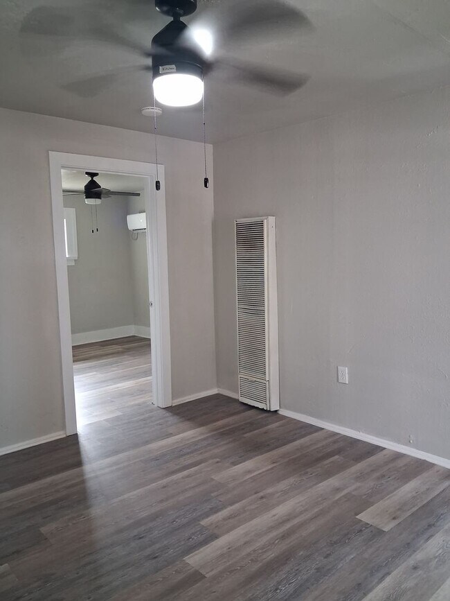 Foto del edificio - Cute Updated One Bedroom Near Park & Schools!  Pets Welcome!