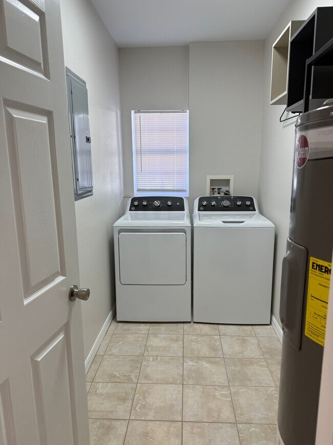 Building Photo - Awesome location and close to a park!