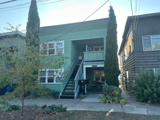 Downstairs Unit - 4247 Greenwood Ave N