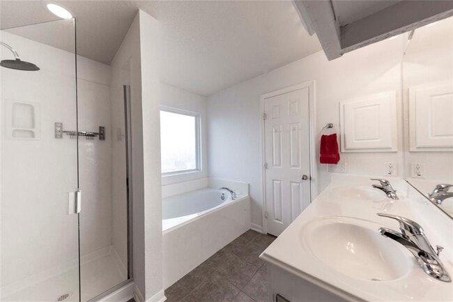 Building Photo - 13907 Bonnetbriar Ln