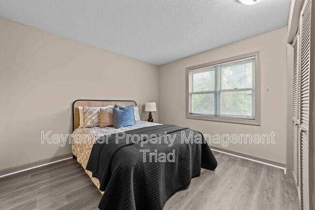 Building Photo - 211 McIver St