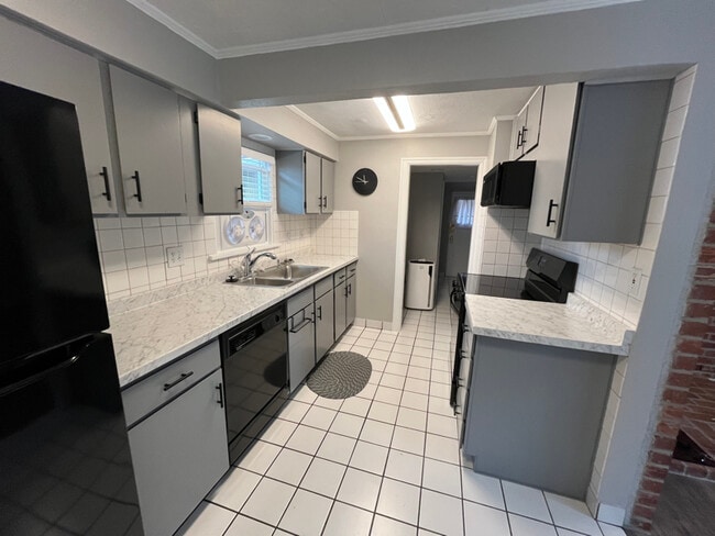 Building Photo - 670 E Fairfield St