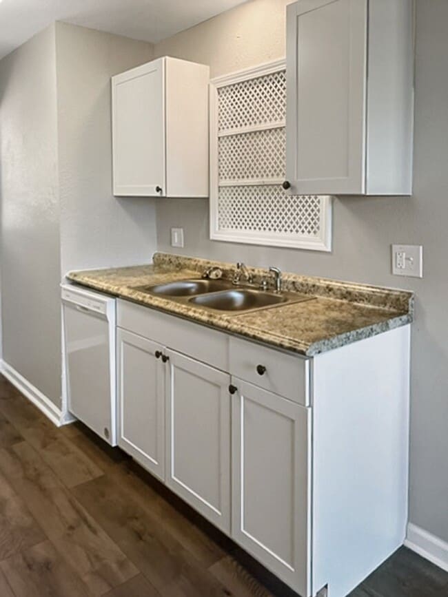 Building Photo - 1800 Fairlane--Coming Soon!