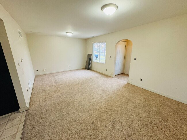 Building Photo - 3 bedroom 1 bathroom house with large yard!