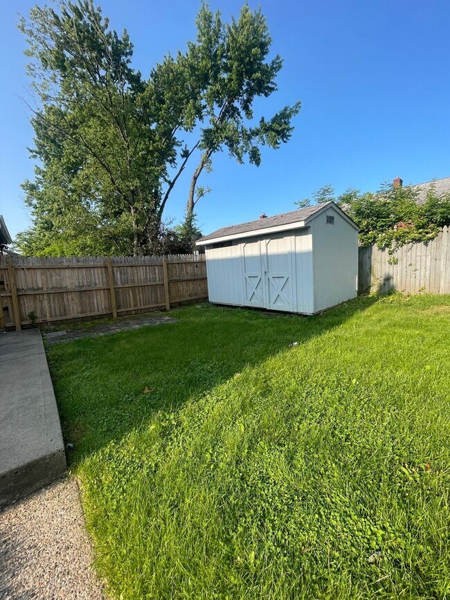 Building Photo - Townhouse on Spacious Corner Lot