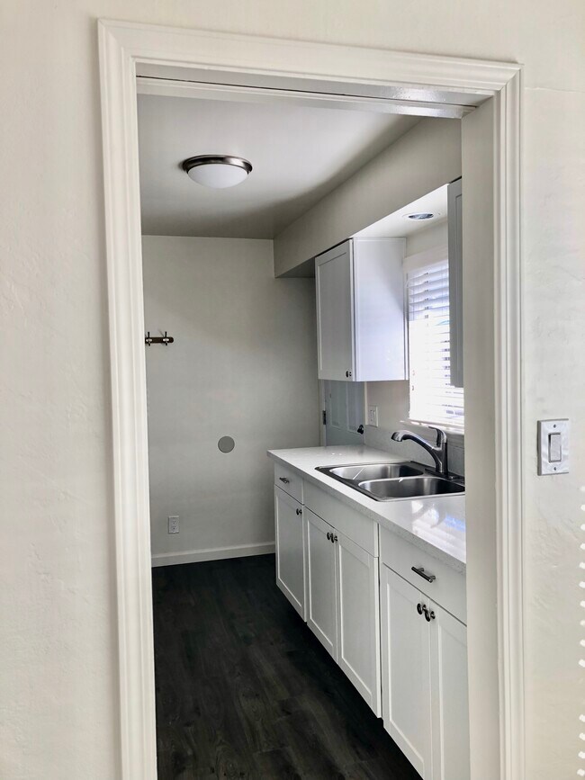 Kitchen - 1450 Hillside Dr