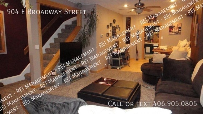 Building Photo - Charming 2-Bedroom Home: Bright, Updated, ...