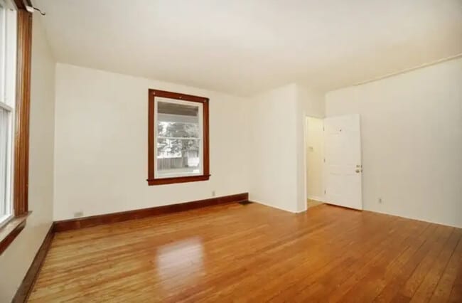 Foto del edificio - 305 Eaton Ave