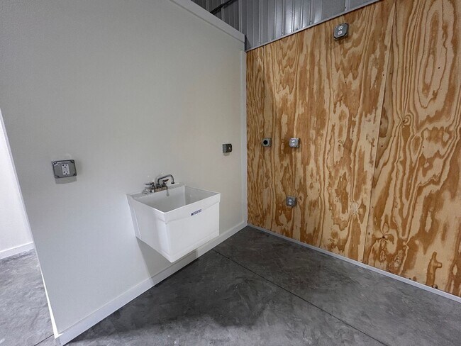 Foto del edificio - Commercial Shop Space for Lease
