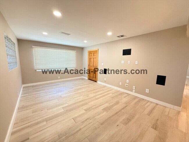 Building Photo - Centrally Located Three Bedroom