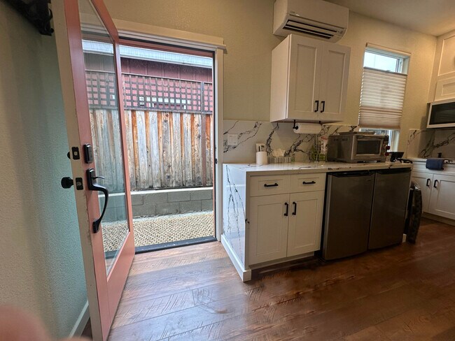 Entrada al estudio desde el interior - 2534 Napier Ct