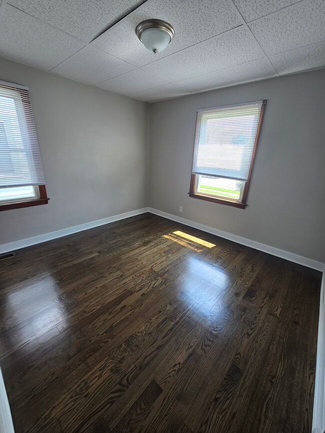 Building Photo - Updated 2 Bedroom Ranch