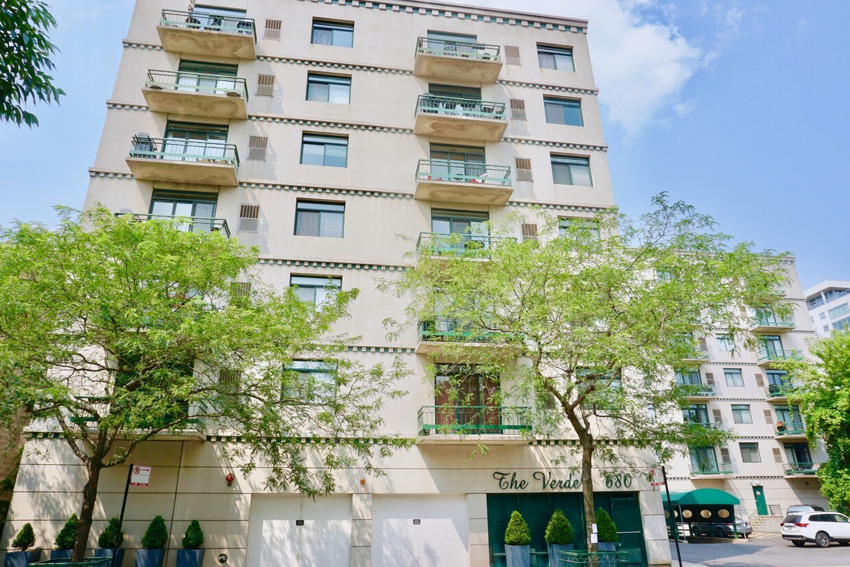 Foto principal - 680 N Green St