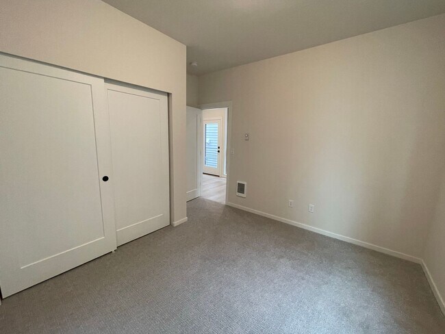 Building Photo - 2Bd/1.75Ba Seattle Townhouse
