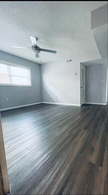 Foto del edificio - 13214 Bunn Cir