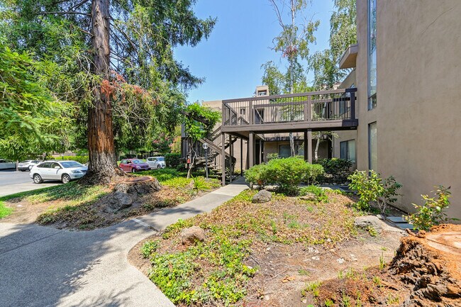 Building Photo - 628 Woodside Sierra