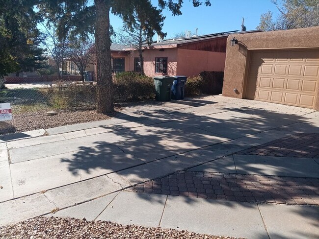 Foto del edificio - Stunning 4-bedroom 3-bathroom home in Santa Fe! Showings available NOW!