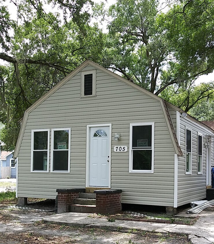 Foto principal - 705 E Hanlon St