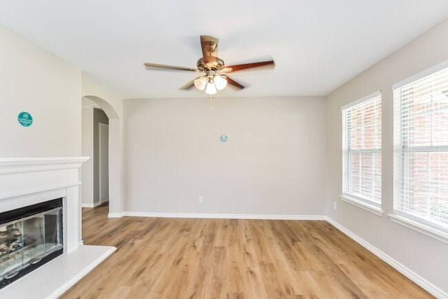 Building Photo - 1401 Buckingham Dr
