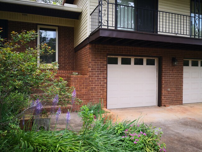 Puerta de garaje - 1471 Crooked Creek Rd