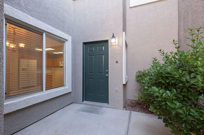 Building Photo - Beautiful Townhome in gated community