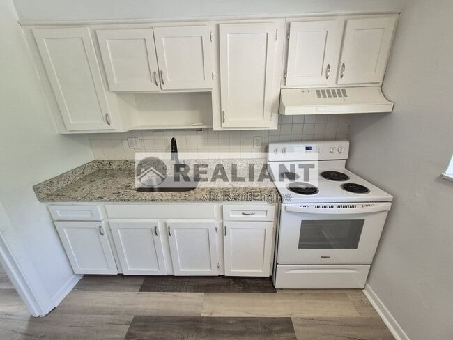 Building Photo - 922 Highland Ave