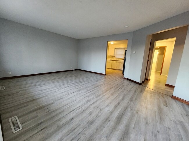 Building Photo - Spacious 3-Bedroom, 1-Bathroom Home AVAILABLE NOW!!