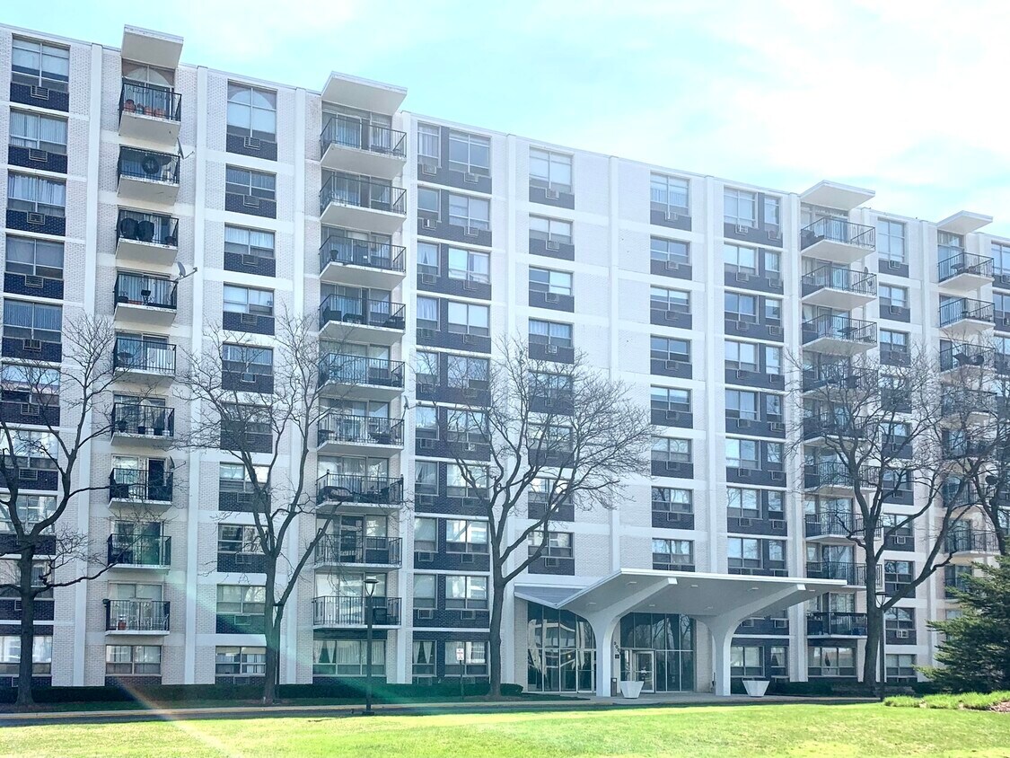 Foto principal - 9001 Golf Rd